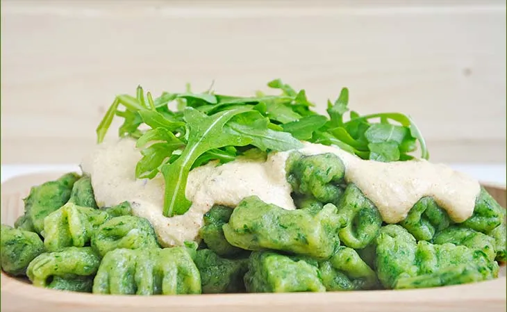 Gluten-Free Wild Garlic Gnocchi with Smoked Tofu Pasta Sauce Gnocchi fara gluten cu leurda sos paste tofu afumat