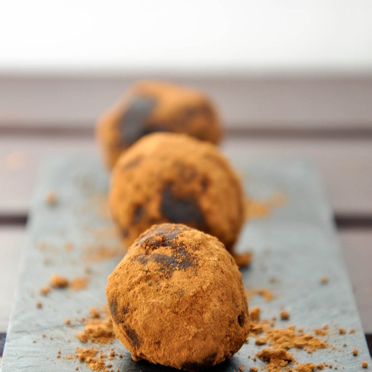 Raw Protein Power Carob Hemp Truffles Trufe raw hiperproteice cu seminte de canepa si carob vegan