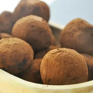 Creamiest Raw Chocolate Truffles Ever Avocado-Date Chocolate Truffles trufe cremoase de ciocolata vegan