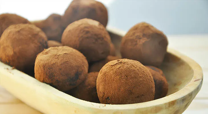 Creamiest Raw Chocolate Truffles Ever Avocado-Date Chocolate Truffles trufe cremoase de ciocolata vegan
