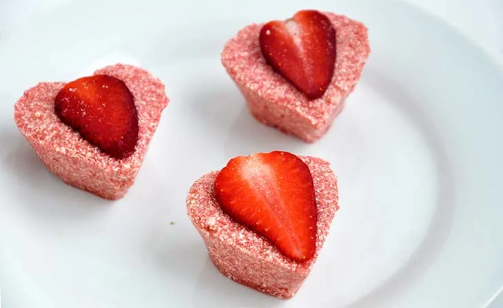 Raw Vegan White Chocolate Strawberry Hearts Inimi de ciocolata alba raw cu capsuni reteta