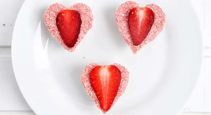 Raw Vegan White Chocolate Strawberry Hearts Inimi de ciocolata alba raw cu capsuni