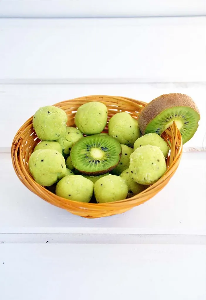 Raw vegan exotic avocado truffles Trufe raw cu avocado si aroma tropicala