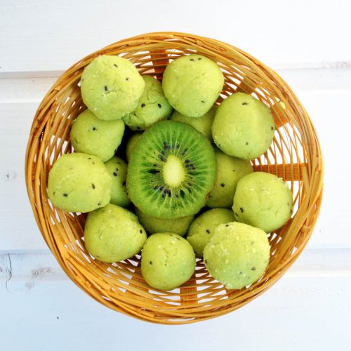 Raw vegan exotic avocado truffles Trufe raw cu avocado tropical