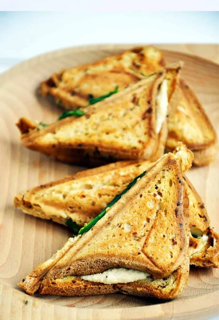 Gluten-Free Grilled Vegan Cheese Sandwich Sandvis cu branza topita vegana