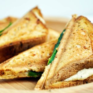 Gluten-Free Grilled Vegan Cheese Sandwich Sandvis cu branza topita vegana reteta