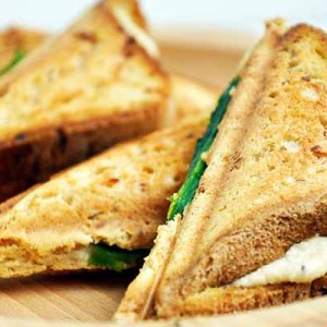 Gluten-Free Grilled Vegan Cheese Sandwich Sandvis cu branza topita vegana reteta