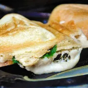 Grilled Vegan Cheese Sandwich Sandvis cu branza topita vegana reteta