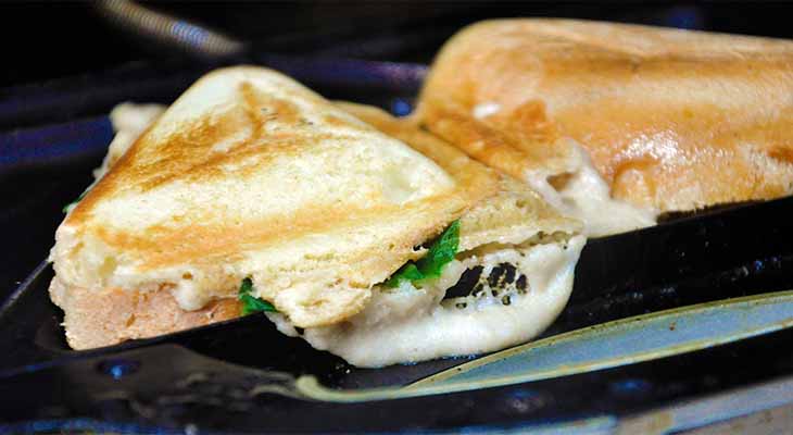 Grilled Vegan Cheese Sandwich Sandvis cu branza topita vegana reteta