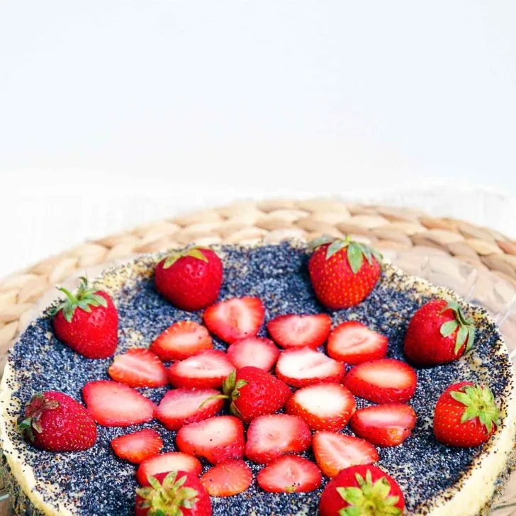 No Bake Vegan Poppy Seed Cheesecake vegan cu mac si capsuni fara coacere