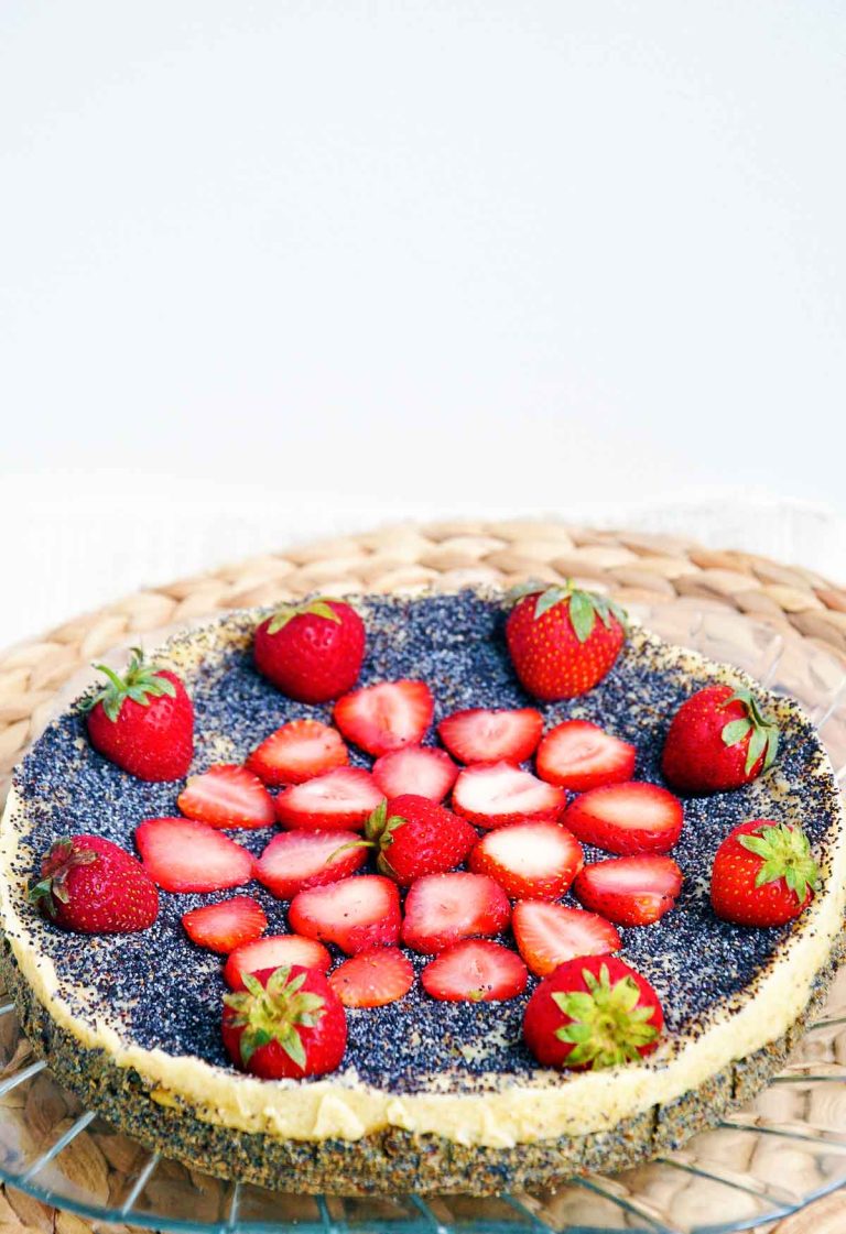 No Bake Vegan Poppy Seed Cheesecake vegan cu mac si capsuni fara coacere