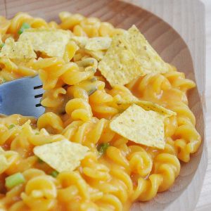 Vegan Nacho Cheese Pasta Paste fara gluten cu sos de nachos