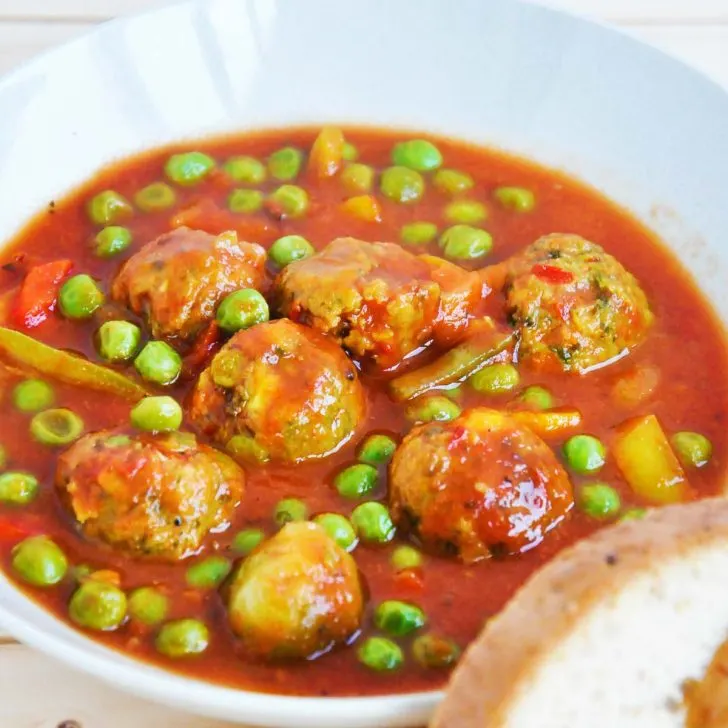 Vegan Meatball Stew mancare de mazare cu chiftelute vegetale