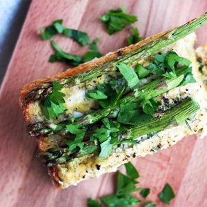 Vegan Crustless Asparagus Quiche cu-asparagus-reteta