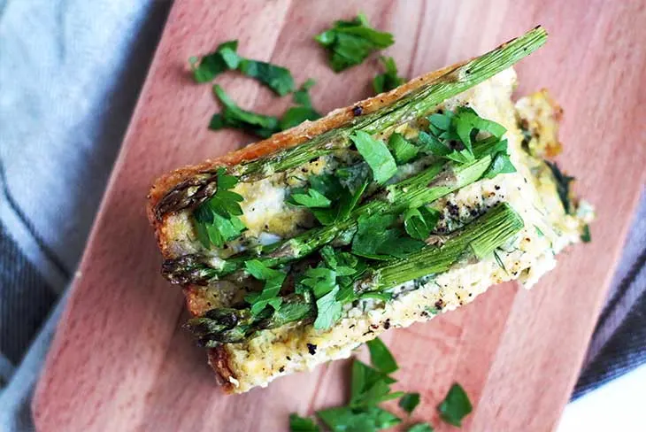 Vegan Crustless Asparagus Quiche cu-asparagus-reteta