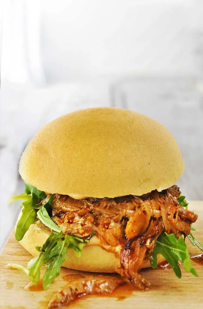 Vegan-Pulled-Pork-Burger-with-caramelized-onion-Burger-vegan-
