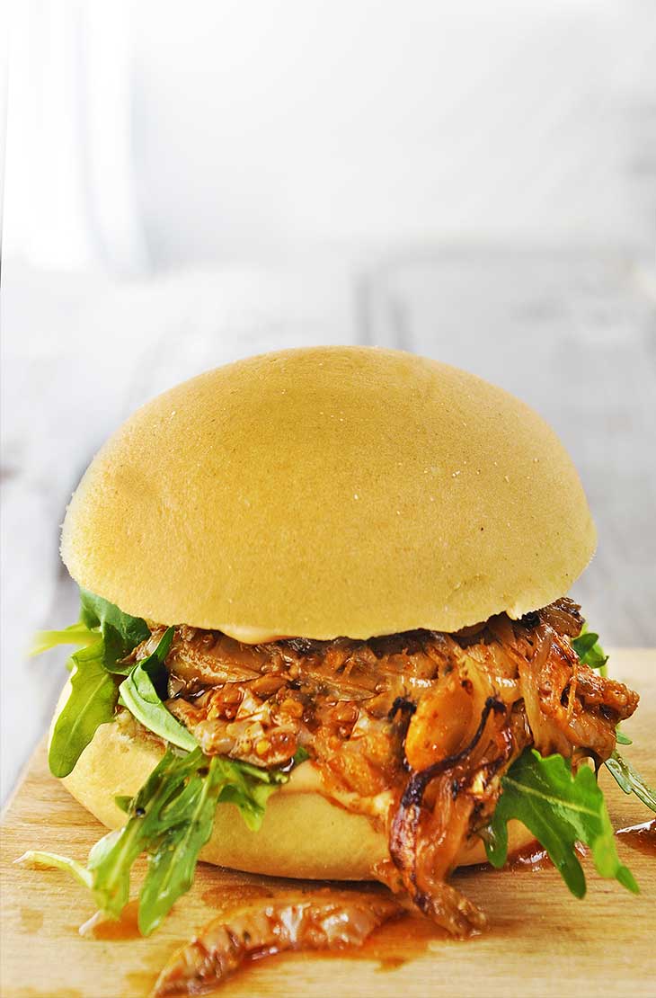 vegan pulled pork burger with caramelized onion Burger vegan