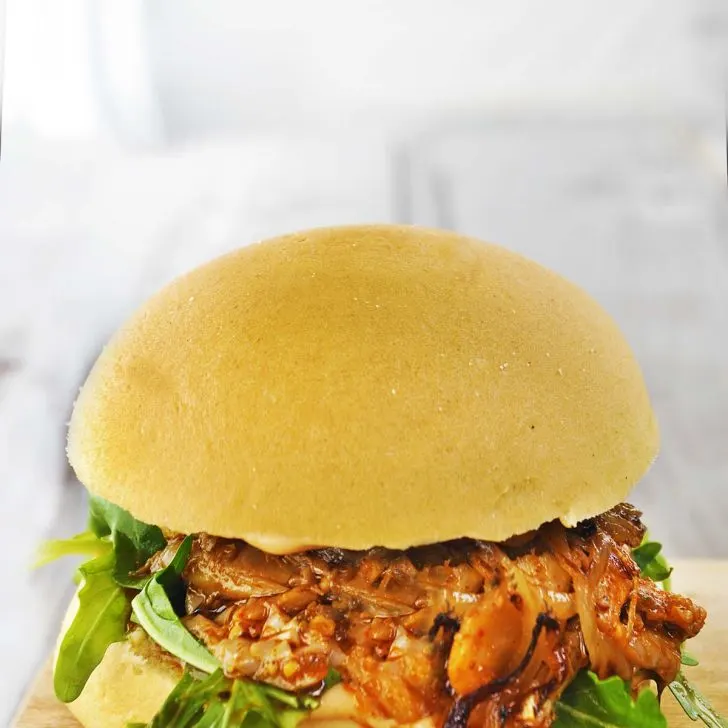 Vegan Pulled Pork Burger with caramelized onion Burger vegan_