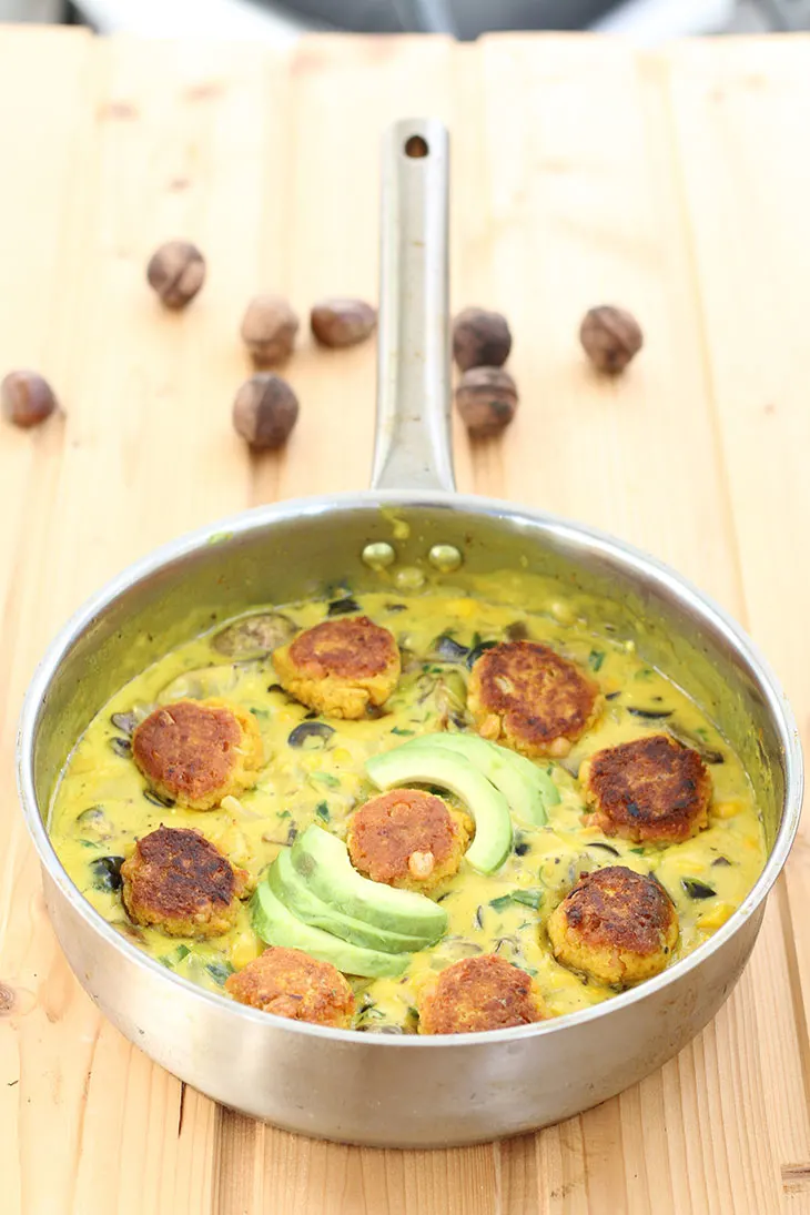 Chiftelute de linte in sos curry vegan