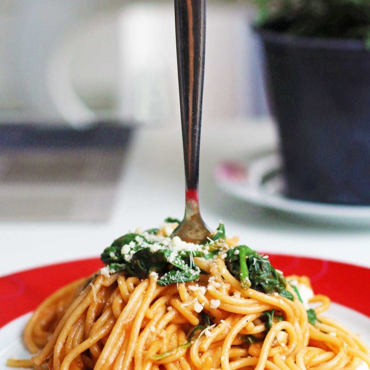 One-Pot Italian Pasta Spaghete cu Spanac si Rosii