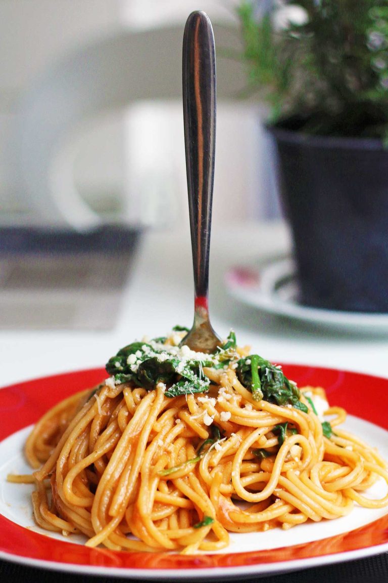 One-Pot Italian Pasta Spaghete cu Spanac si Rosii