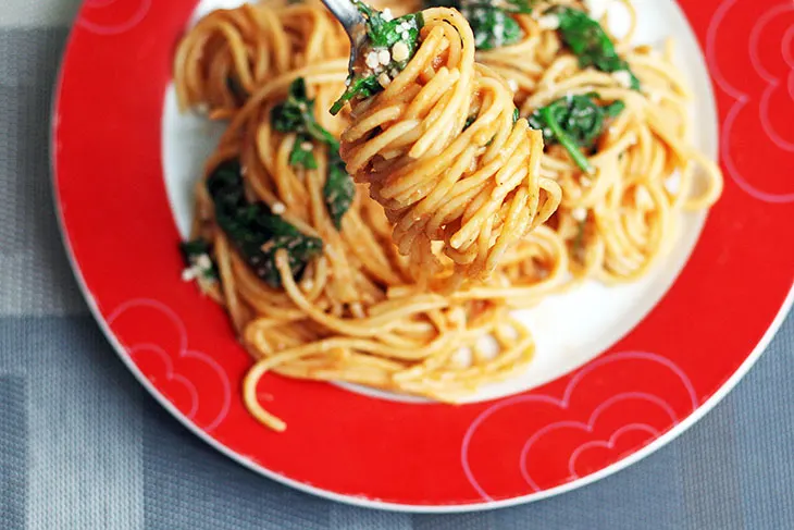 spaghete cu spanac si rosii vegetarian