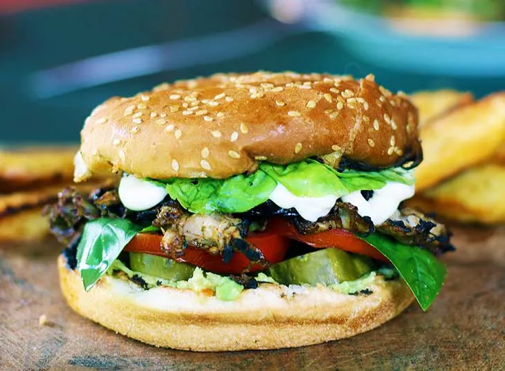 vegan chicken burger vegan cu pui la gratar