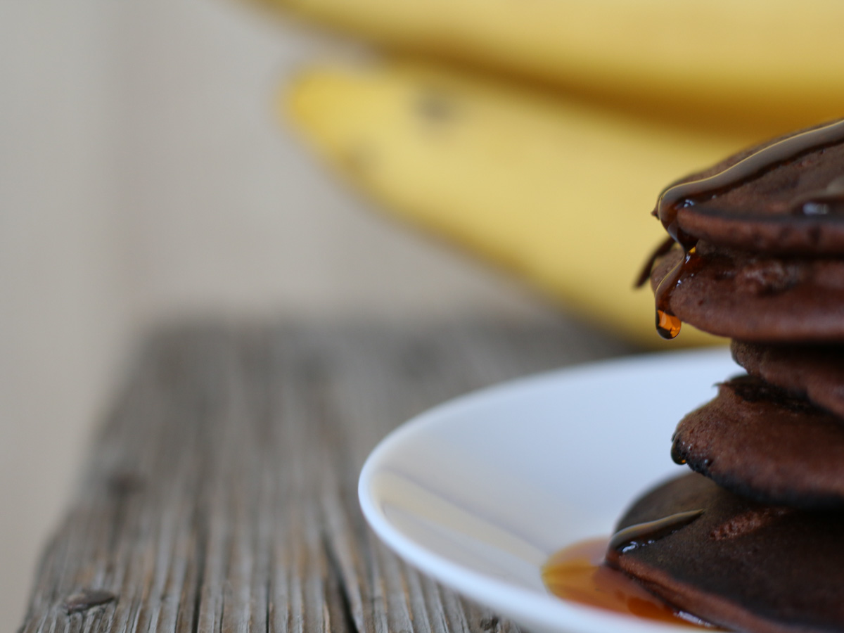 vegan banana pancakes with cocoa