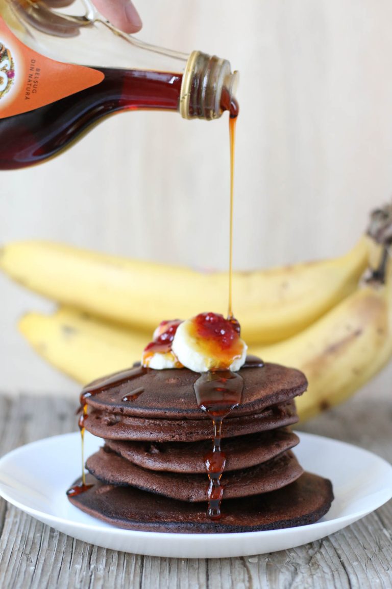 vegan banana pancakes with syrup