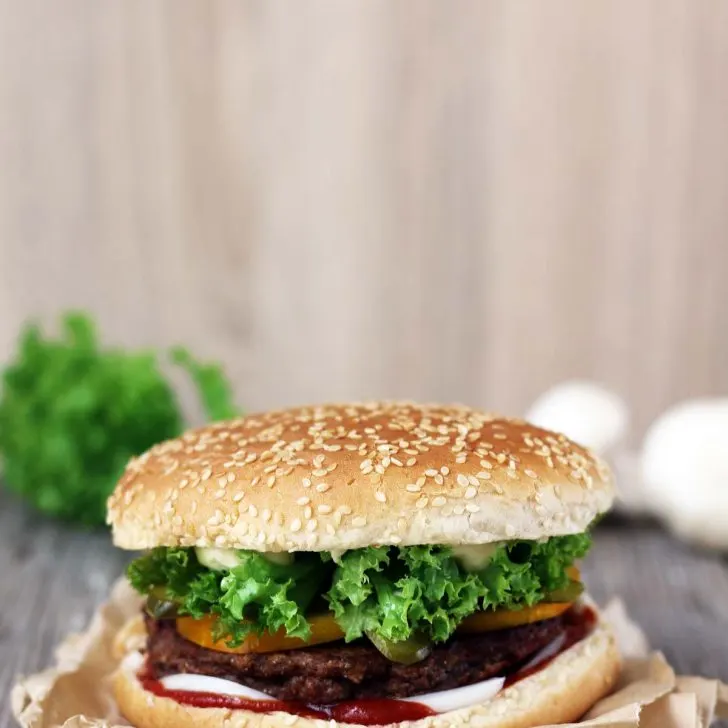 vegan mushroom burger cu ciuperci vegan