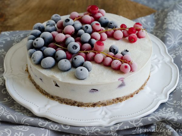 Tort-raw-cu-cocos-si-fructe