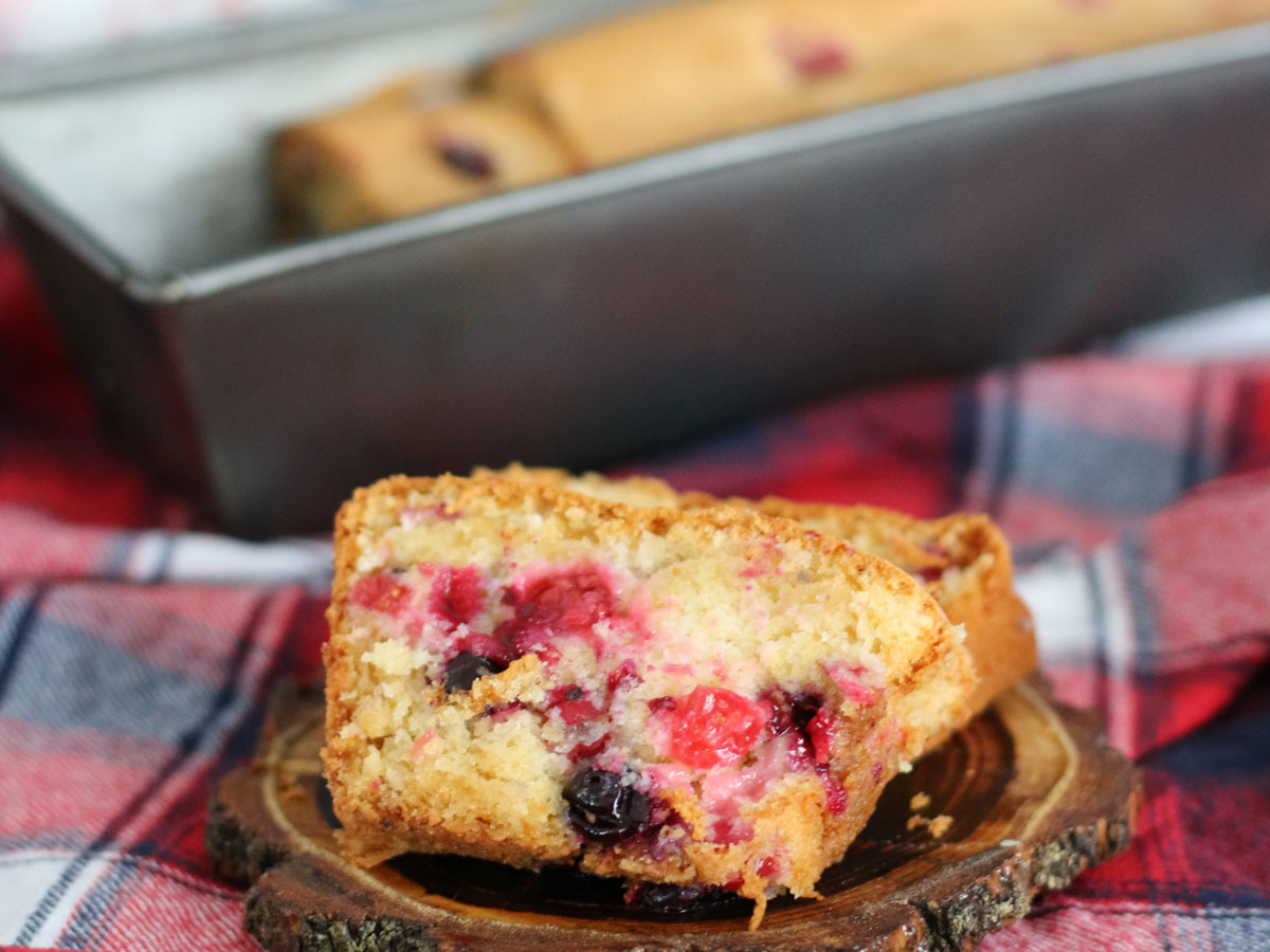 Vegan Sponge Cake with Red Currants 