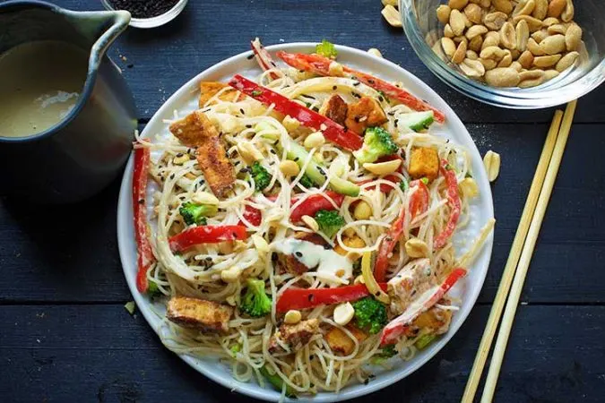 spicy thai peanut noodles cu sos de arahide reteta tailandeza