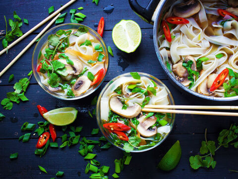 https://gourmandelle.com/wp-content/uploads/2018/01/vegan-asian-chinese-noodle-soup-supa-asiatica-cu-taitei-480x360.jpg