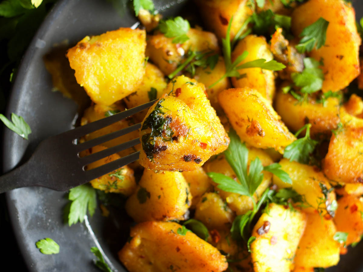 Batata Harra Spicy Roasted Potatoes recipe lebanese cartofi picanti reteta