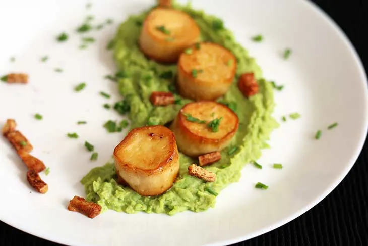 Vegan Scallops with Pea Puree and bacon bits Scoici de post