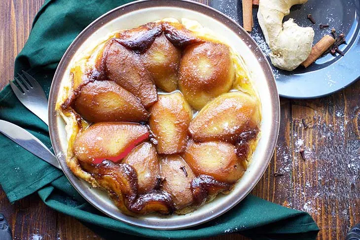 https://gourmandelle.com/wp-content/uploads/2018/03/vegan-pear-tarte-tatin-tarta-cu-pere.jpg.webp