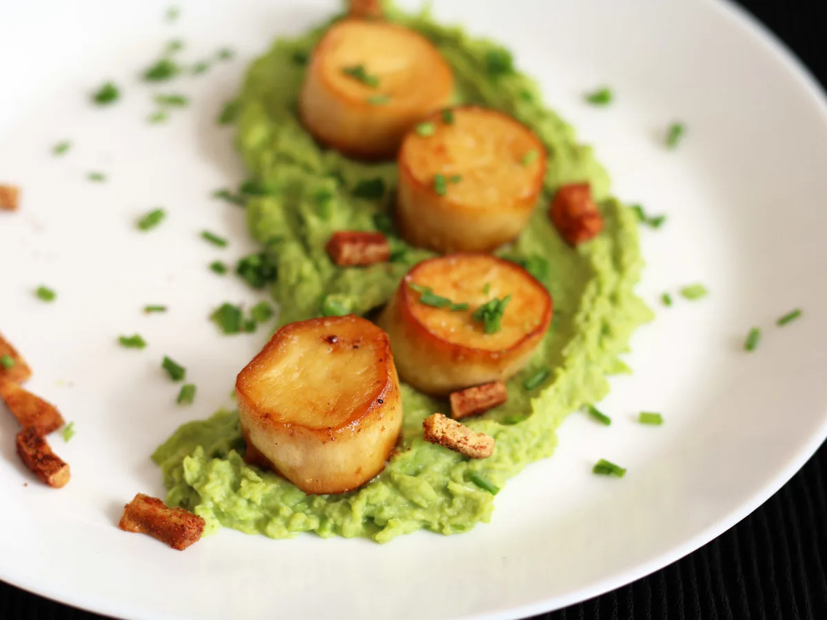 Vegan Scallops with Pea Puree and bacon bits 