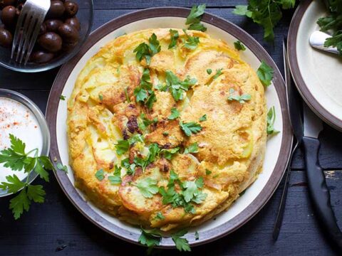 https://gourmandelle.com/wp-content/uploads/2018/05/Vegan-Potato-Tortilla-cu-cartofi-reteta-spaniola-480x360.jpg