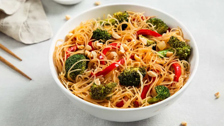 Rice Noodle Bowl with Broccoli and Bell Peppers