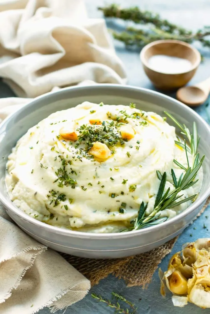 Roasted Garlic Mashed Cauliflower (Vegan, Keto, Paleo)