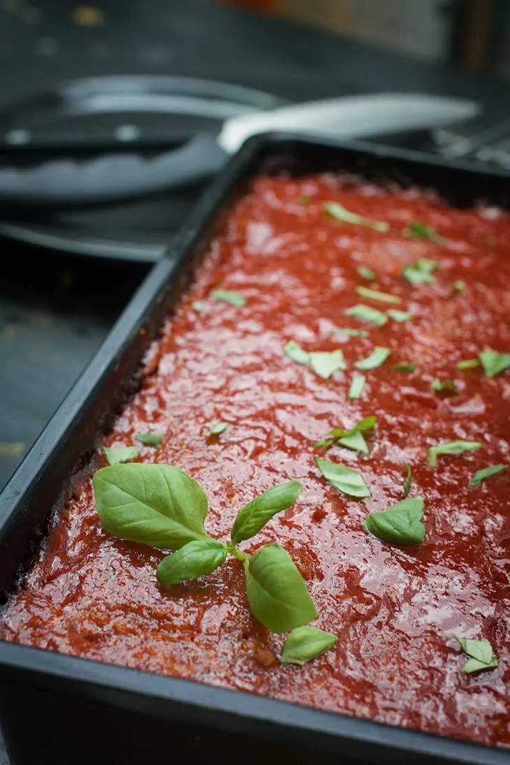 vegan meatloaf with tomato glaze 