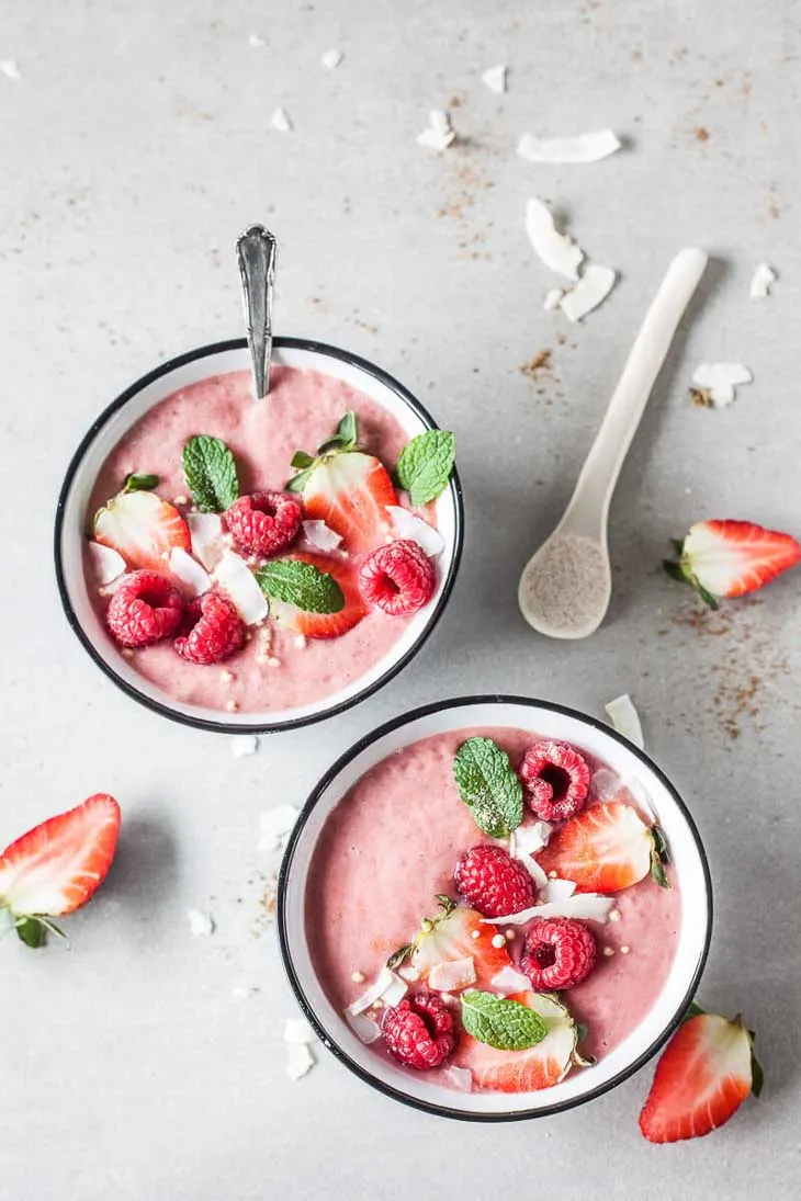 Banana raspberry smoothie bowl (vegan)