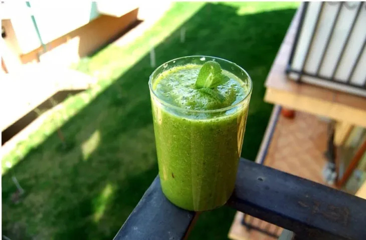 DETOX: The Glowing Green Smoothie