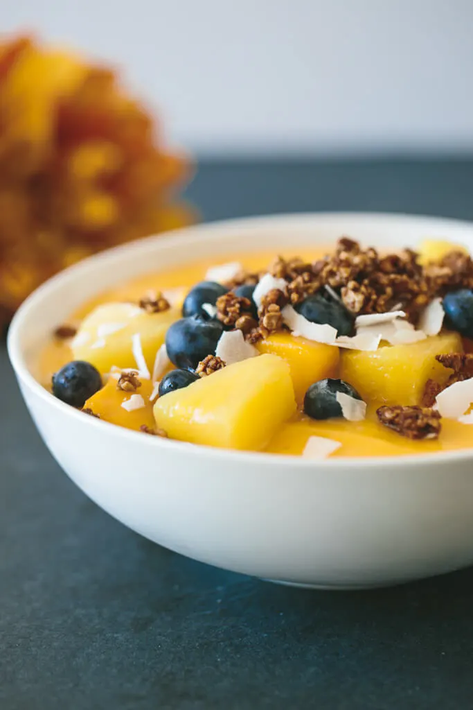 Mango smoothie bowl