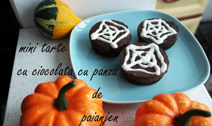 Seria Halloween: Tarte cu ciocolata decorate cu ”panza de paianjen”