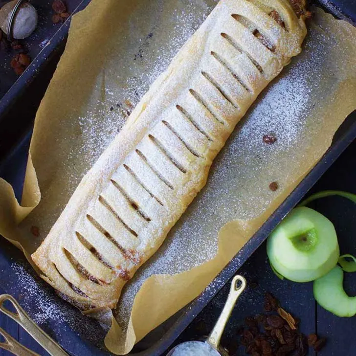 Vegan Apple Strudel Recipe strudel cu mere