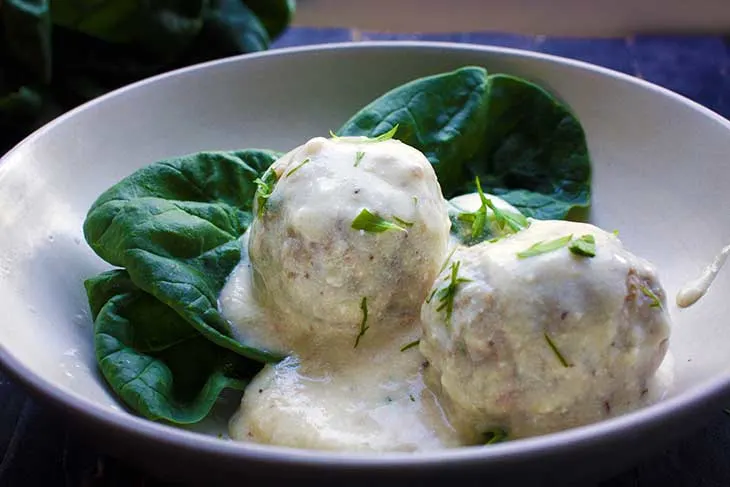 Vegan Swedish Meatballs chiftelute suedeze sos alb