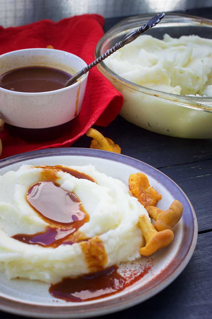 vegan mashed potatoes with gravy sauce
