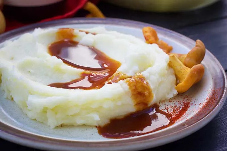 vegan mashed potatoes with vegan gravy sauce and mushrooms